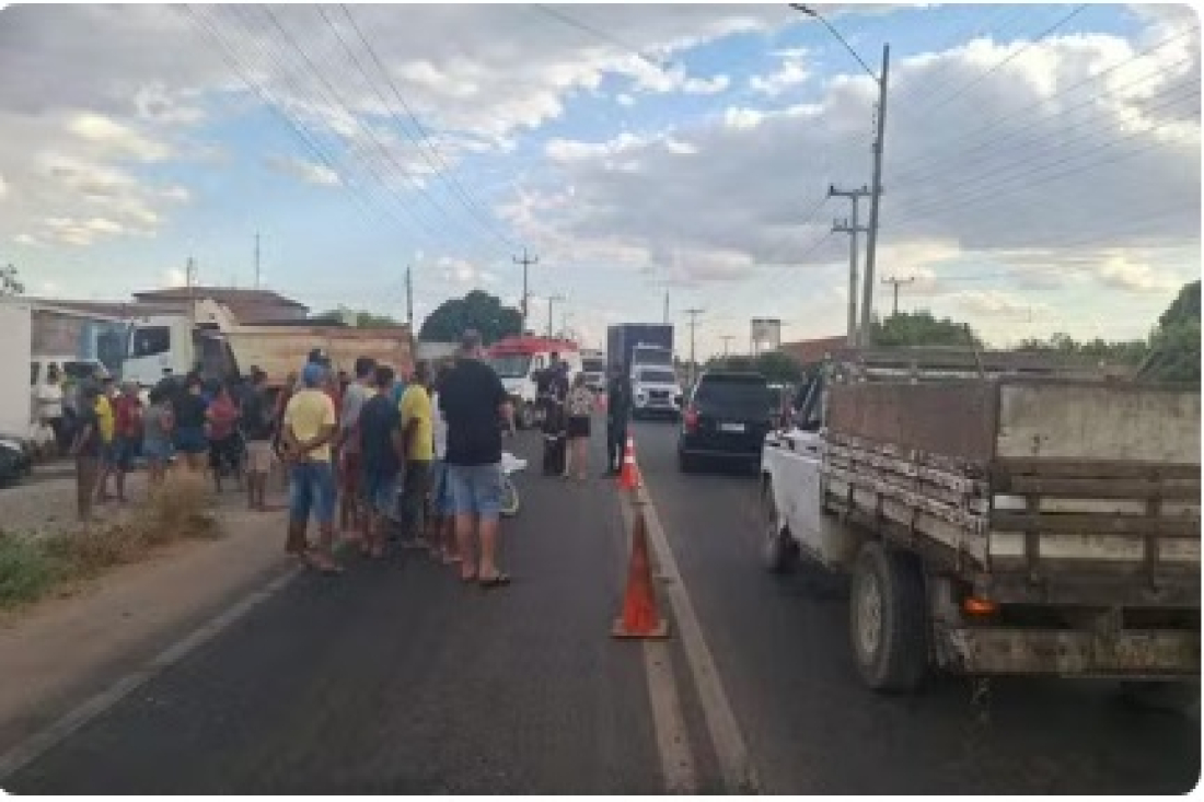 Mulher pulou da motocicleta ao perceber a aproximação da carreta e evitou lesões