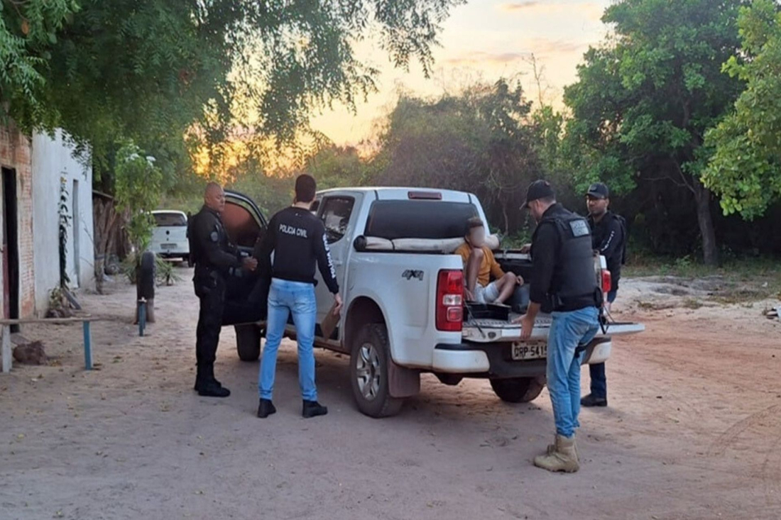 O pai foi detido por posse irregular de arma de fogo, mas foi liberado