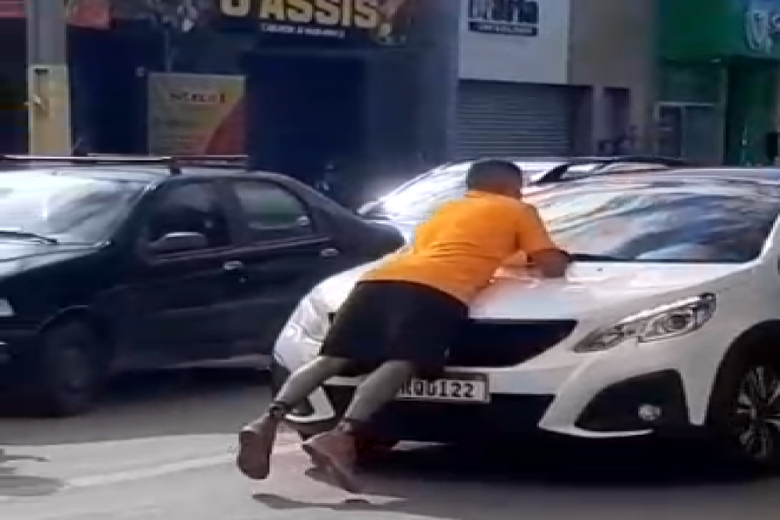 O motociclista reagiu de forma agressiva