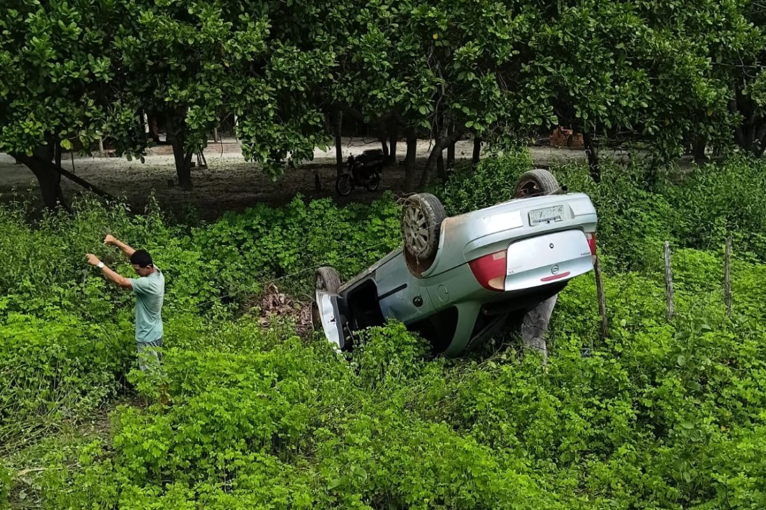 O veículo ficou com as rodas para cima