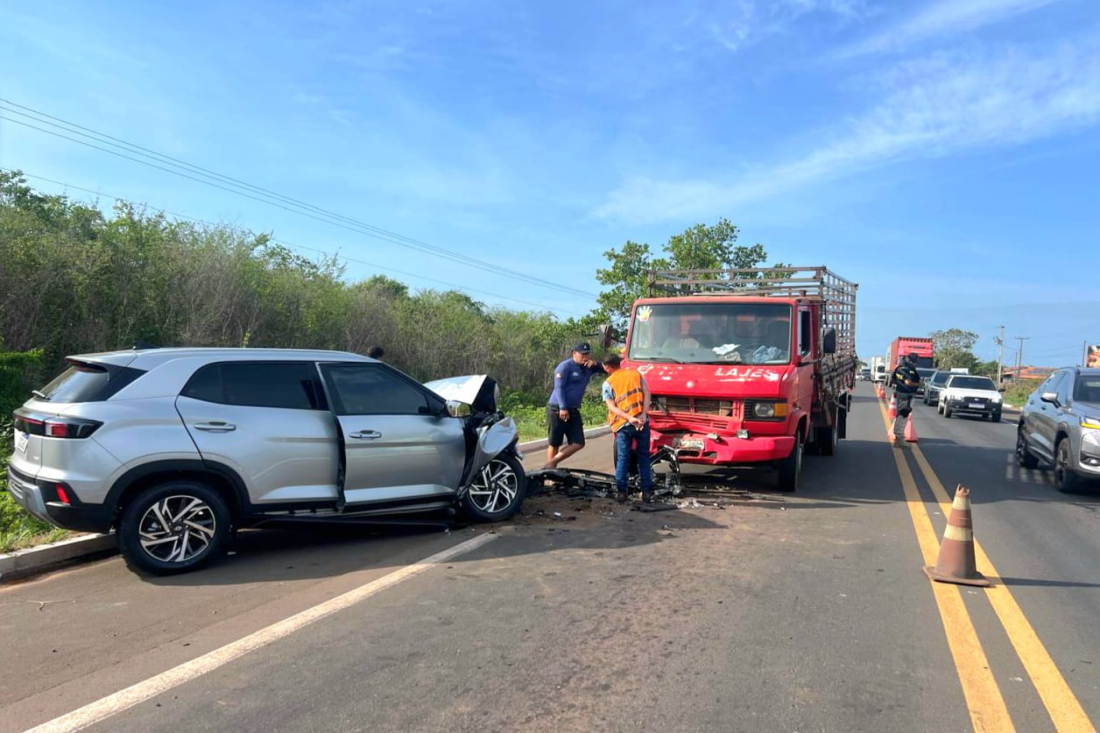 Os ocupantes do automóvel ficaram feridos
