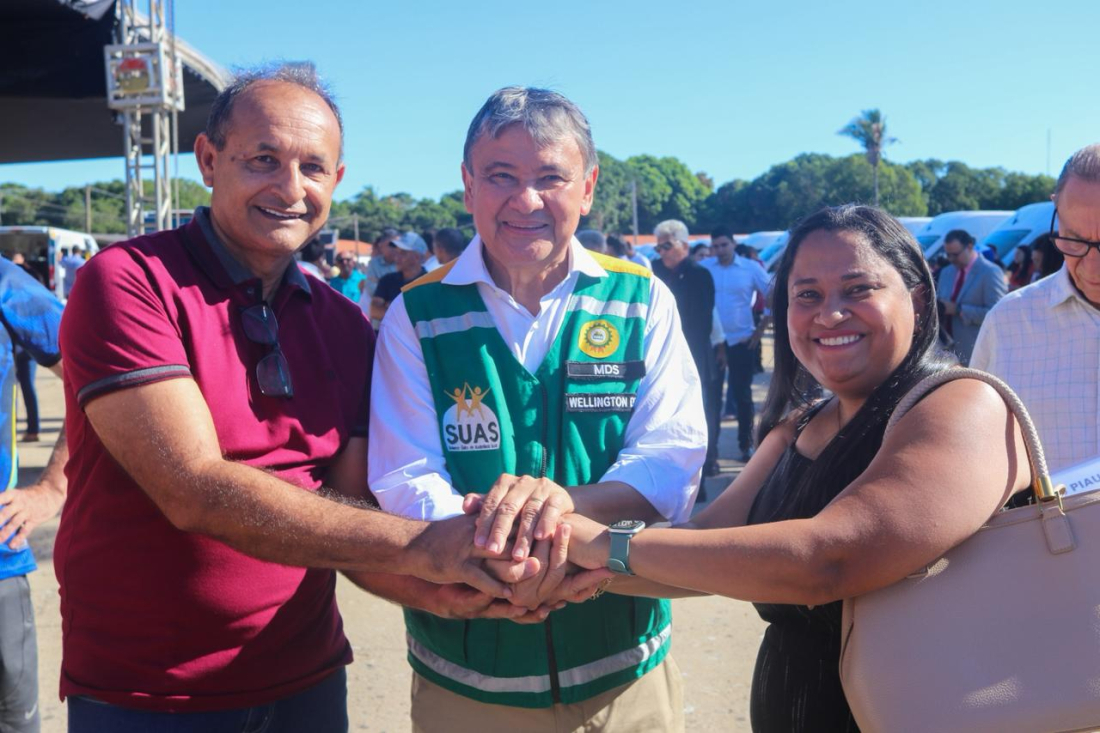 A prefeita participou da solenidade acompanhada dos deputados estaduais 