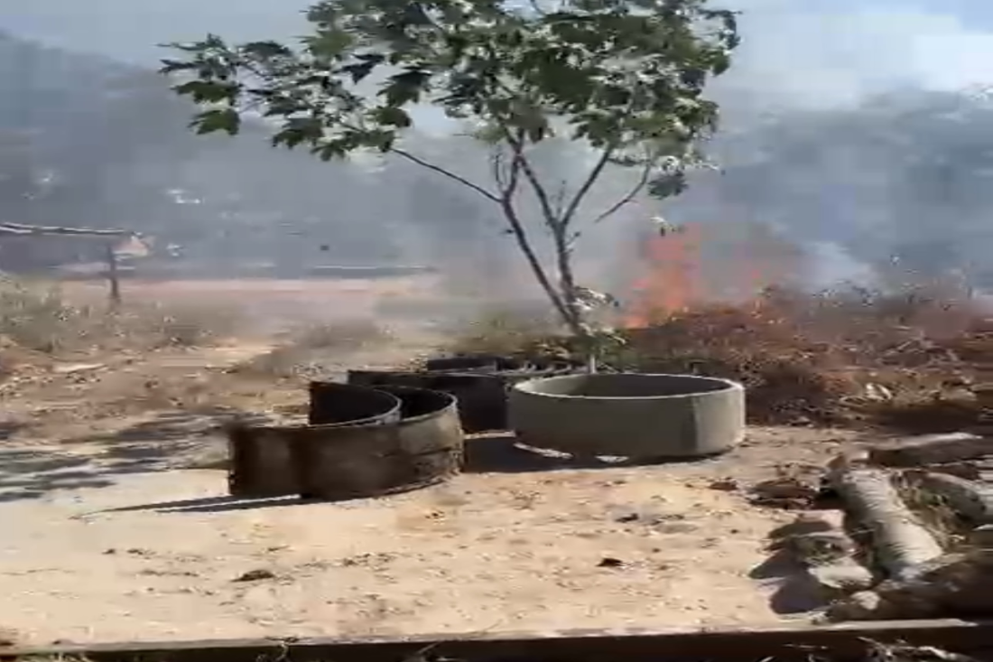 Algumas pessoas foram vistas tentando controlar as chamas utilizando mangueiras 